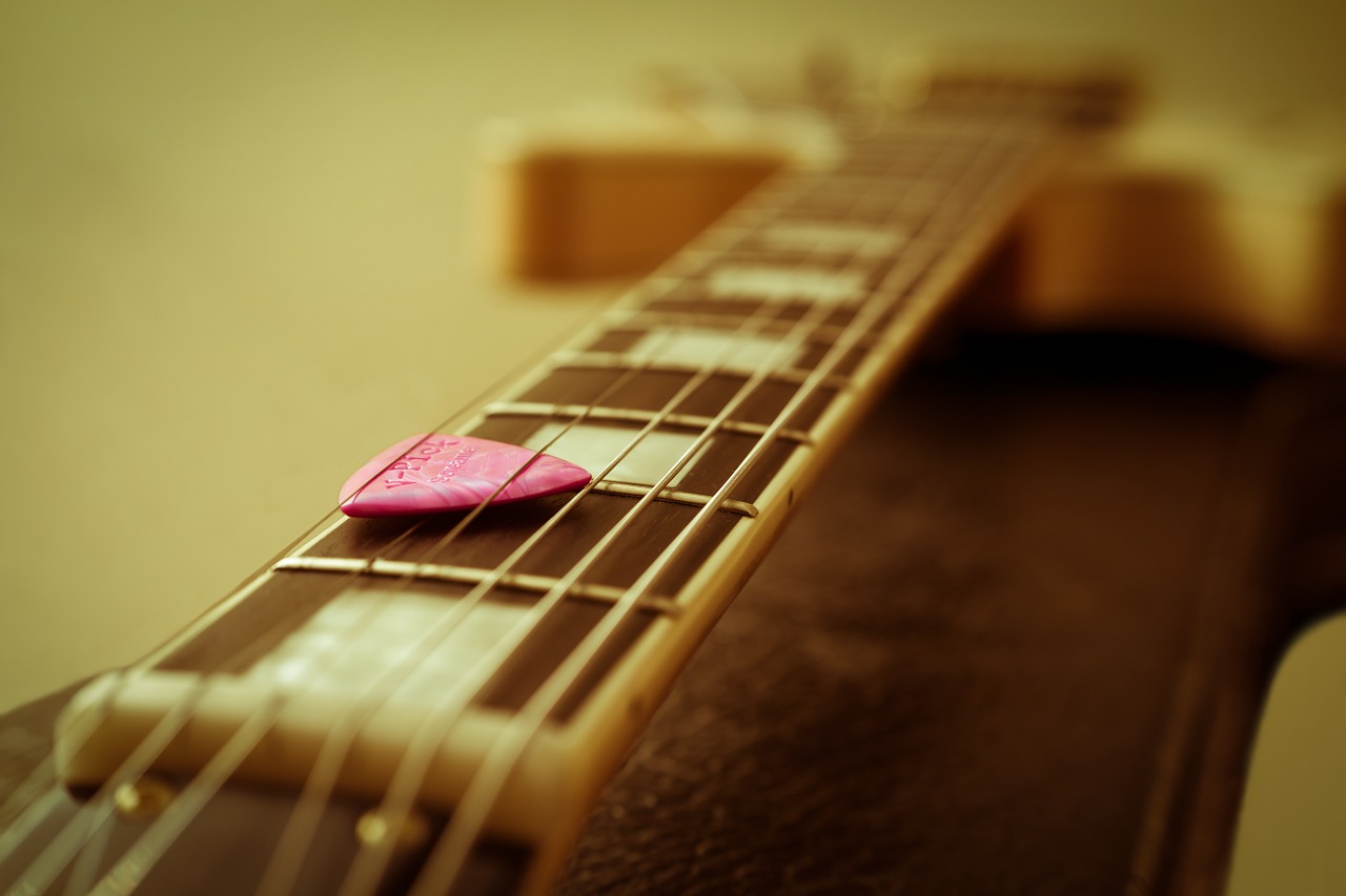 Should I play guitar with a pick or fingers? - Liberty Park Music